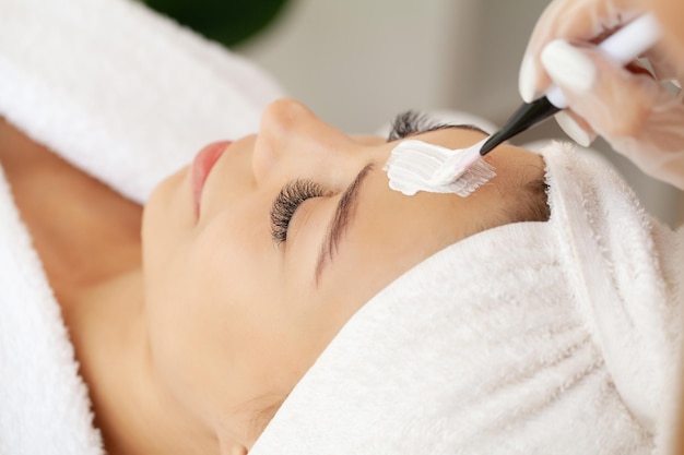 Frau mit Maske im Gesicht im Spa-Beauty-Salon