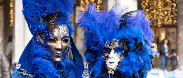 Frau mit Maske im Karneval von Venedig