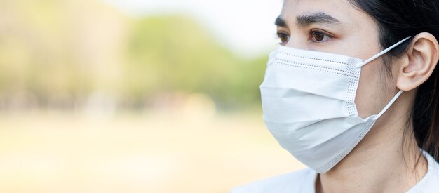 Frau mit medizinischer Gesichtsschutzmaske verhindert Coronavirus oder Corona-Virus-Krankheit (Covid-19).