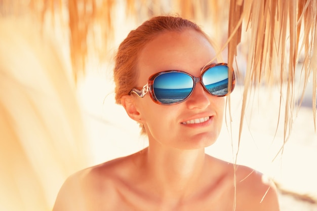 Frau mit Meeresreflexion in der Sonnenbrille