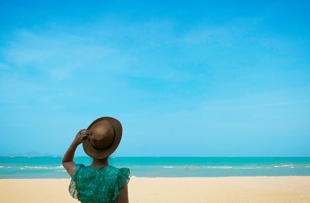 Frau mit Meeresstrand