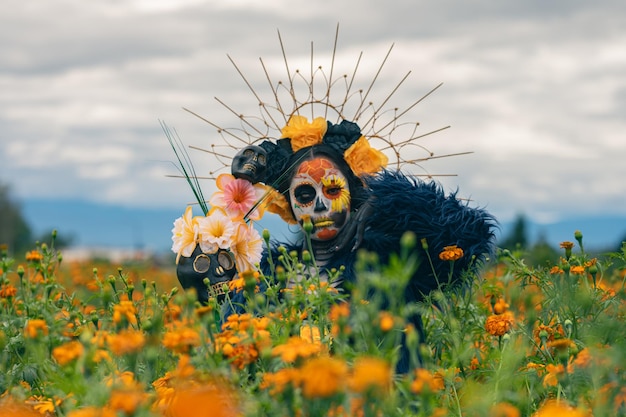 Foto frau mit mexikanischem schädel-halloween-make-up auf dunklem hintergrund tag der toten aka dia de los muertos