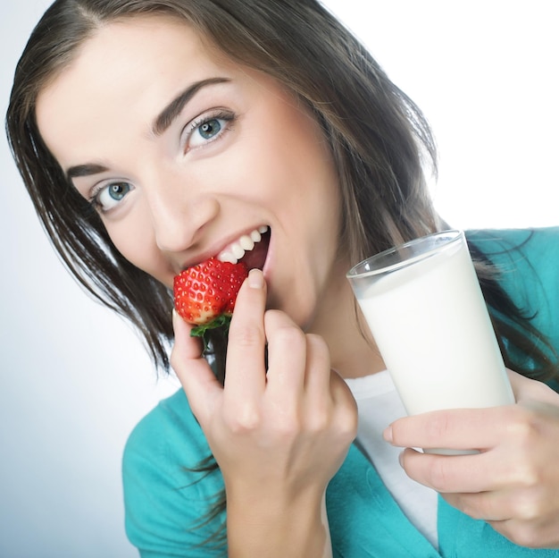 Frau mit Milch und Erdbeere