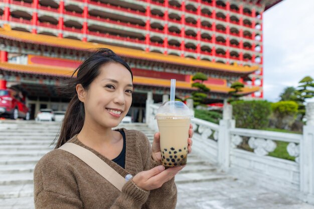 Foto frau mit milchblasen-tee