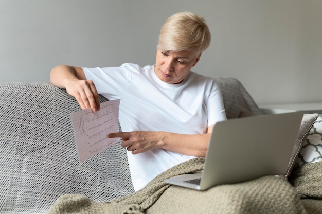 Frau mit mittlerem Schuss, die Ekg-Ergebnisse hält