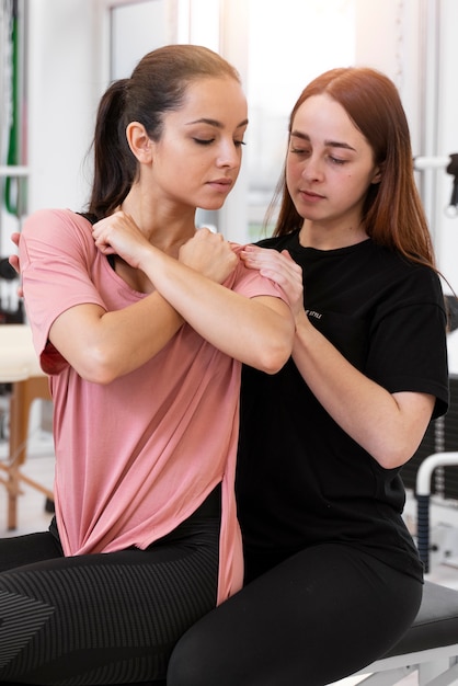 Foto frau mit mittlerem schuss, die sich erholt