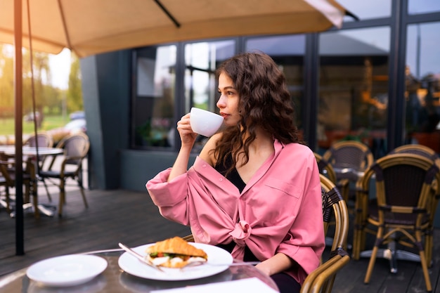 Frau mit mittlerem Schuss im Restaurant