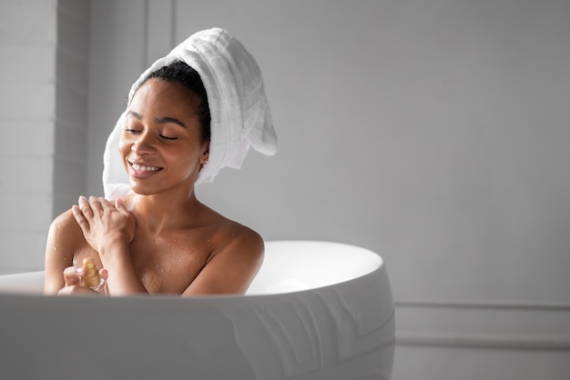 Foto frau mit mittlerer aufnahme in der badewanne