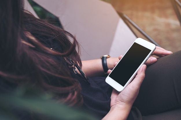 Frau mit Modell Smartphone