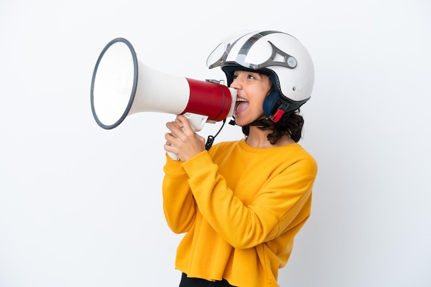 Frau mit Motorradhelm, die durch ein Megaphon schreit