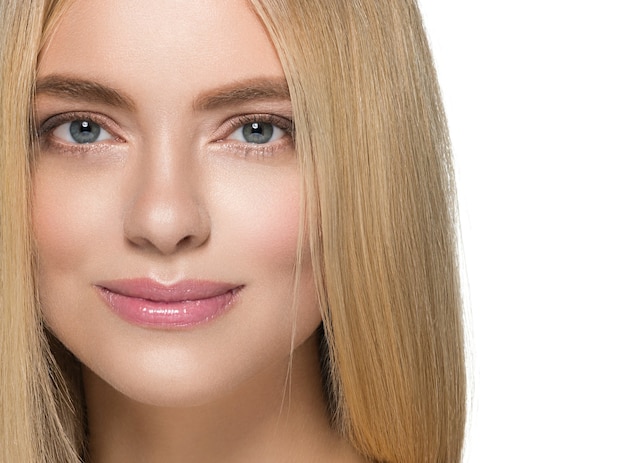 Frau mit natürlicher gesunder Haut und langem blondem Haarschönheitslächeln weibliche schöne Augen