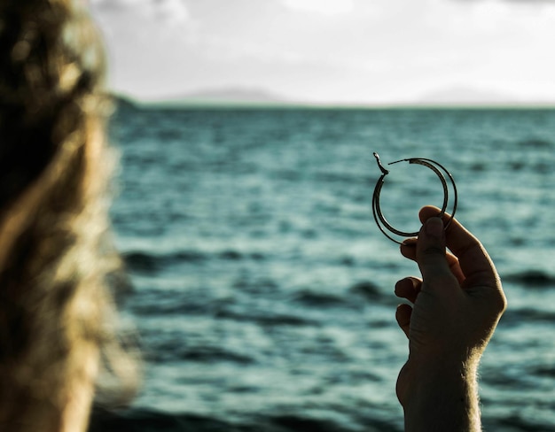 Foto frau mit ohrring am strand