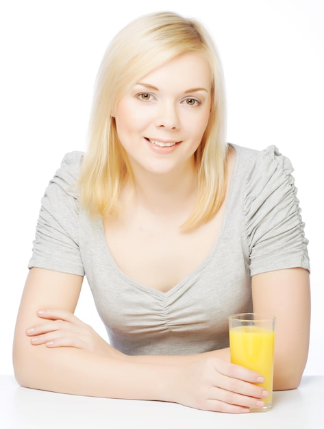 Frau mit Orangensaft auf weißem Hintergrund