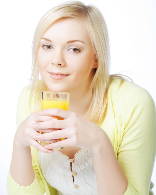 Frau mit Orangensaft auf weißem Hintergrund