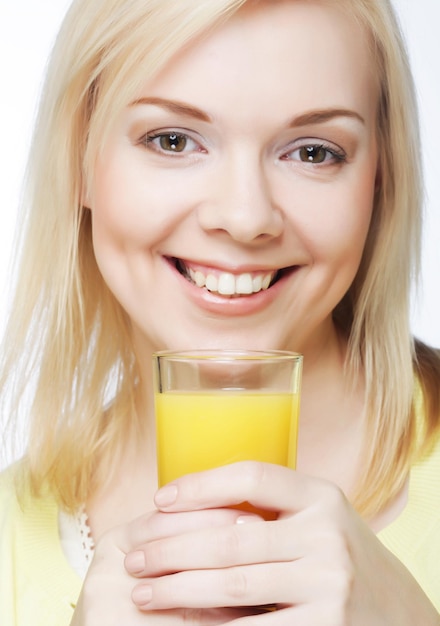 Frau mit Orangensaft auf weißem Hintergrund