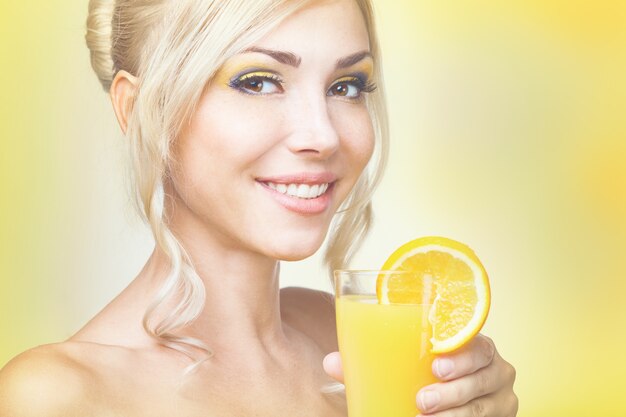 Frau mit Orangensaft in der Hand