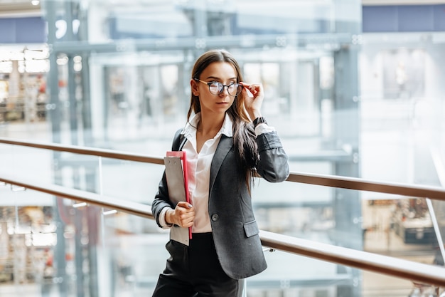 Frau mit Ordnern mit Dokumenten für Arbeit