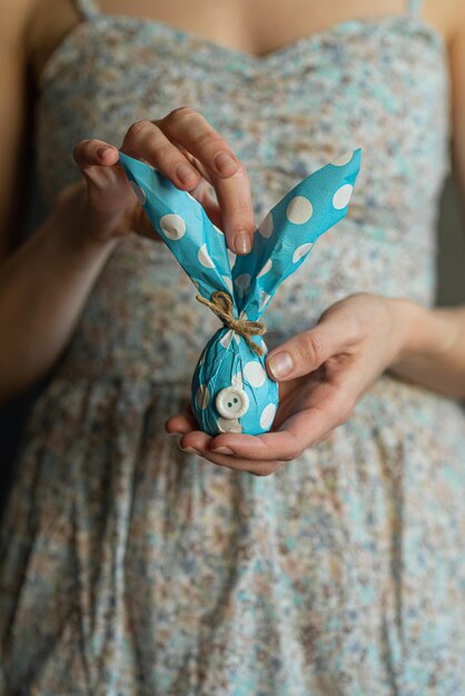 Frau mit Ostergeschenk