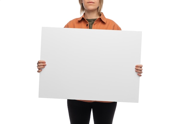 Frau mit Plakat protestiert gegen Demonstration