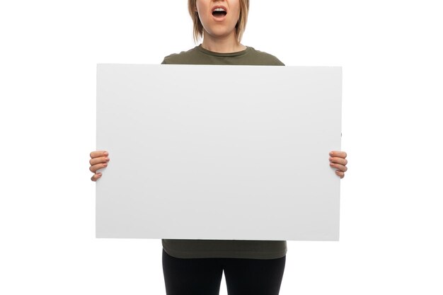 Frau mit Plakat protestiert gegen Demonstration