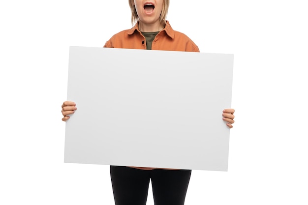 Frau mit Plakat protestiert gegen Demonstration