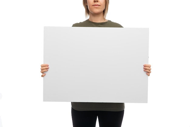 Frau mit Plakat protestiert gegen Demonstration