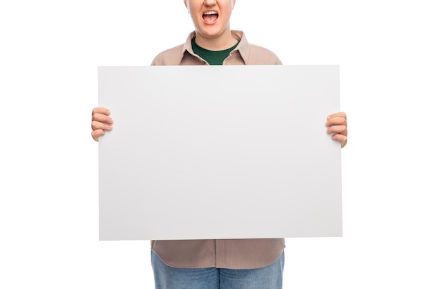 Frau mit Plakat protestiert gegen Demonstration