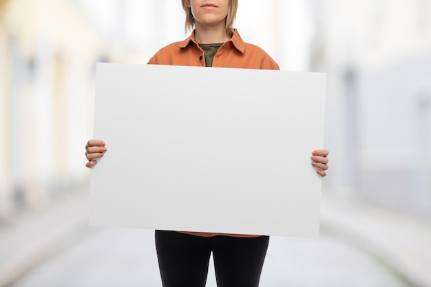 Frau mit Plakat protestiert gegen Demonstration