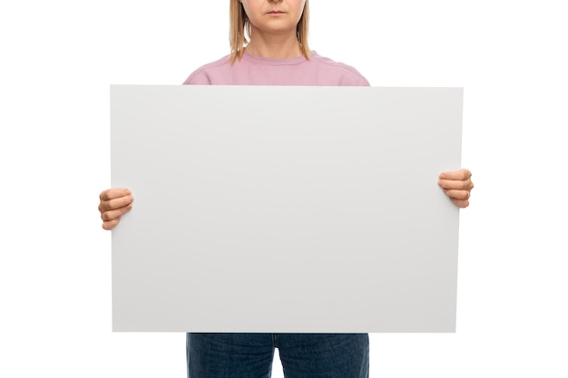Frau mit Plakat protestiert gegen Demonstration