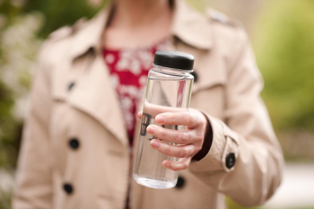 Frau mit Plastikflasche mit frischem Wasser