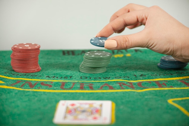 Frau mit Pokerchips