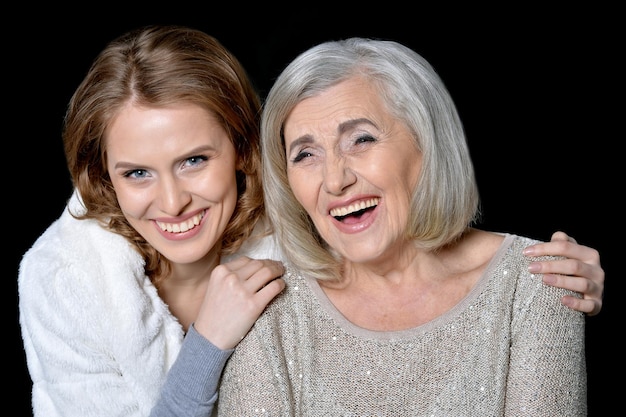 Frau mit posierender Tochter