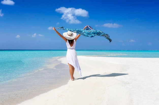 Frau mit Regenschirm am Strand gegen den Himmel