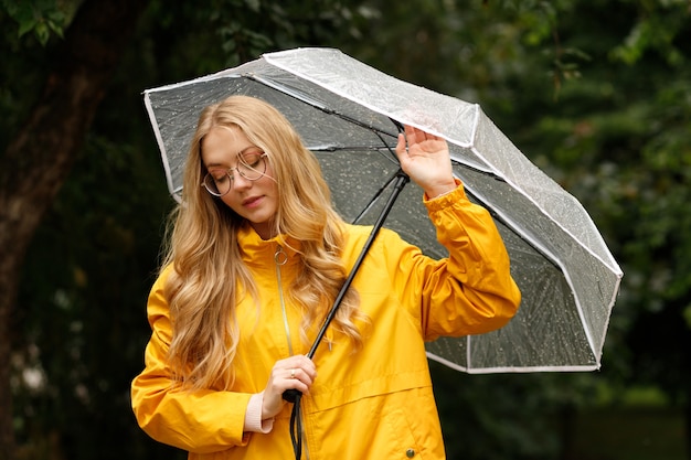 Frau mit Regenschirm auf grünem Hintergrund