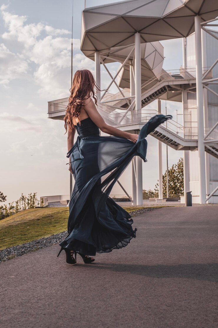 Foto frau mit regenschirm gegen den himmel