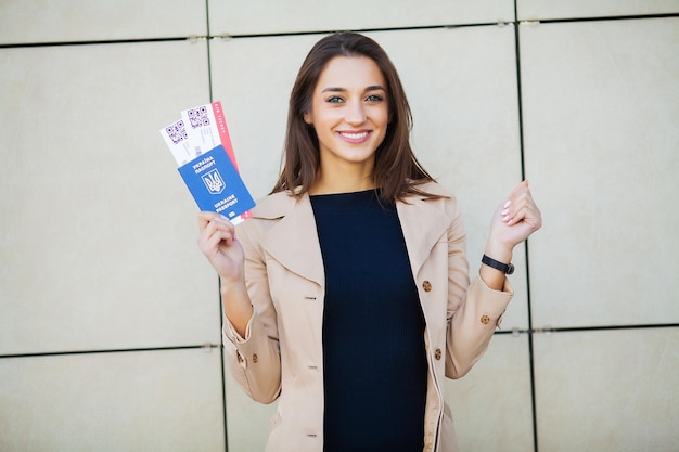 Foto frau mit reisepass und bordkarte