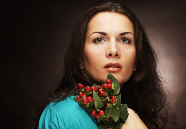 Frau mit rosa Blumen.