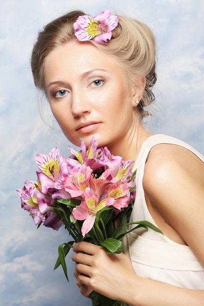 Frau mit rosa Blumen