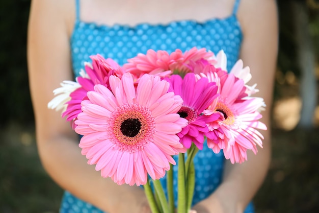 Frau mit rosa Blumenstrauß