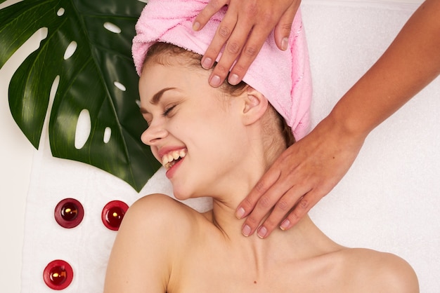 Frau mit rosa Handtuch auf dem Kopf Körperpflege saubere Hautgesundheit
