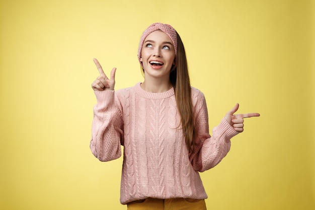 Frau mit rosa Pullover über gelb