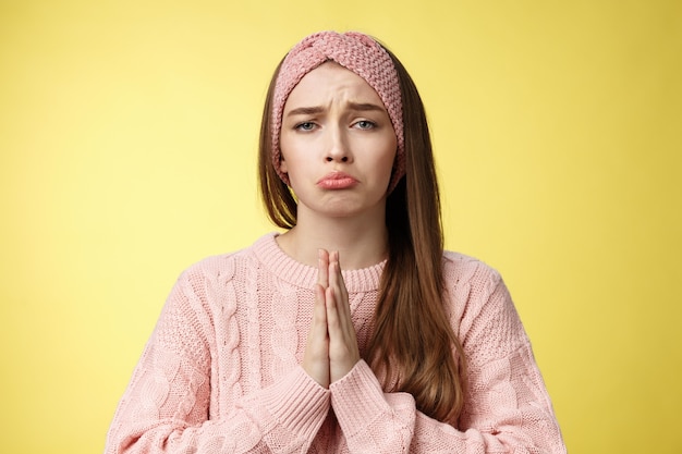 Frau mit rosa Pullover über gelb