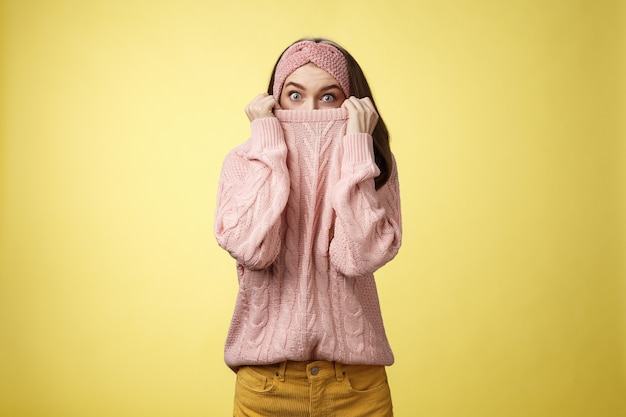 Frau mit rosa Pullover über gelb