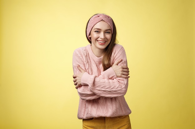 Frau mit rosa Pullover über gelb