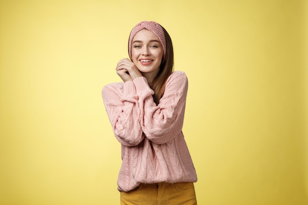 Frau mit rosa Pullover über gelb