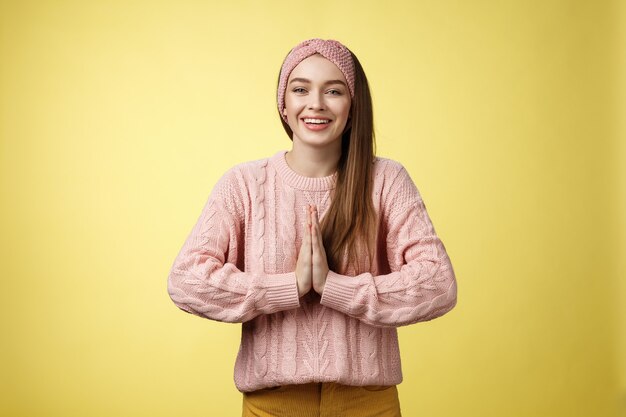 Frau mit rosa Pullover über gelb