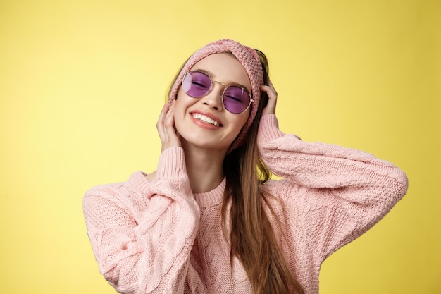 Frau mit rosa Pullover über gelb