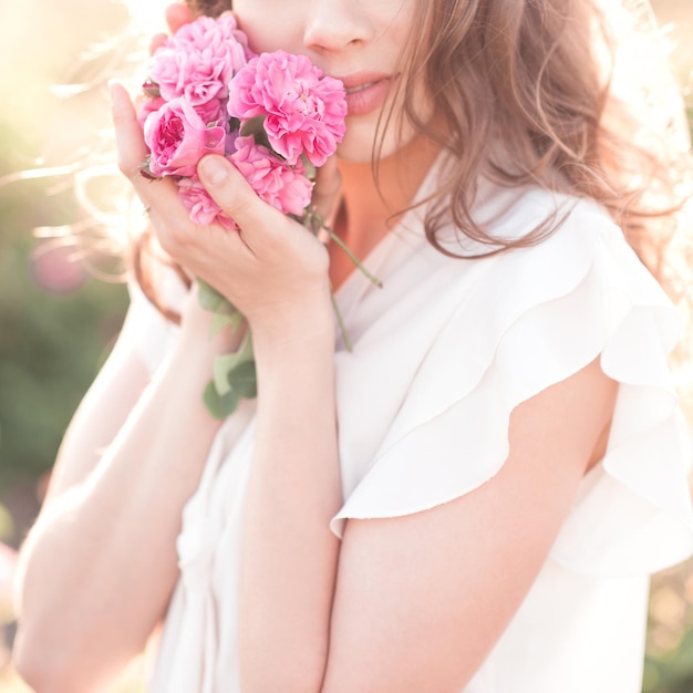 Frau mit Rosen Nahaufnahme