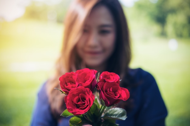 Frau mit Rosen