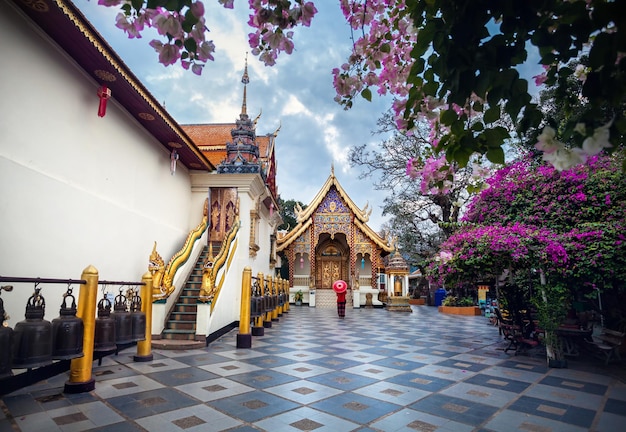 Frau mit rotem Regenschirm in Thailand